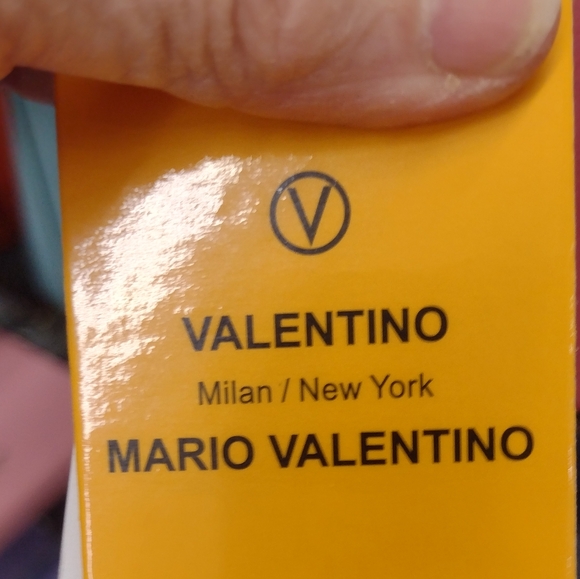 VALENTINO Signature Luxury Leather "V" Logo 🛍️🎁 NWT - Picture 6 of 10